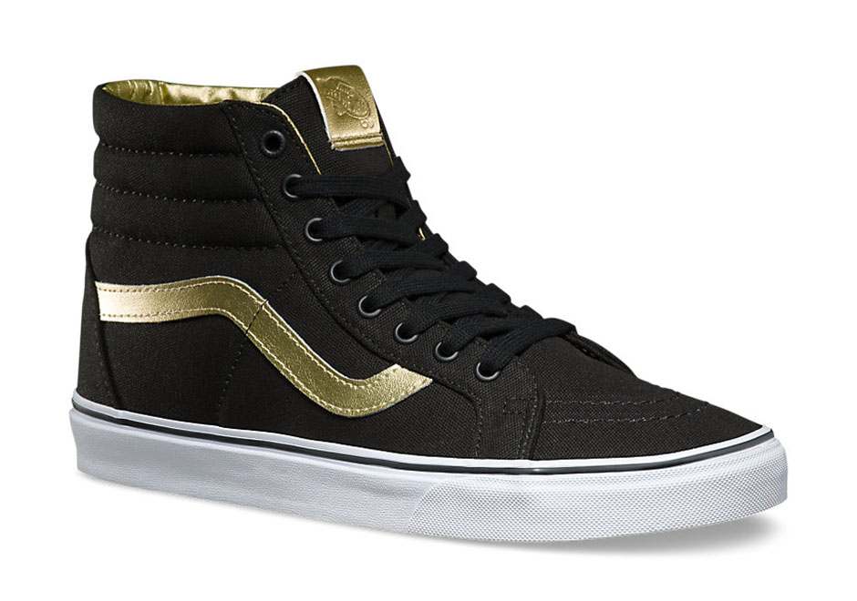 Vans SK8-Hi Black/Gold "50th anniversary" - Nhân dịp kỉ niệm 50 năm thành lập của Vans, giới sneaker được hưởng lợi từ sự ra mắt phiên bản mới của mẫu Sk8-Hi trong sự kết hợp của màu đen và vàng kim.