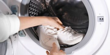 Hướng Dẫn Toàn Diện: Giặt Giày Bằng Máy Giặt Và Cách Làm Khô Hiệu Quả Nhất